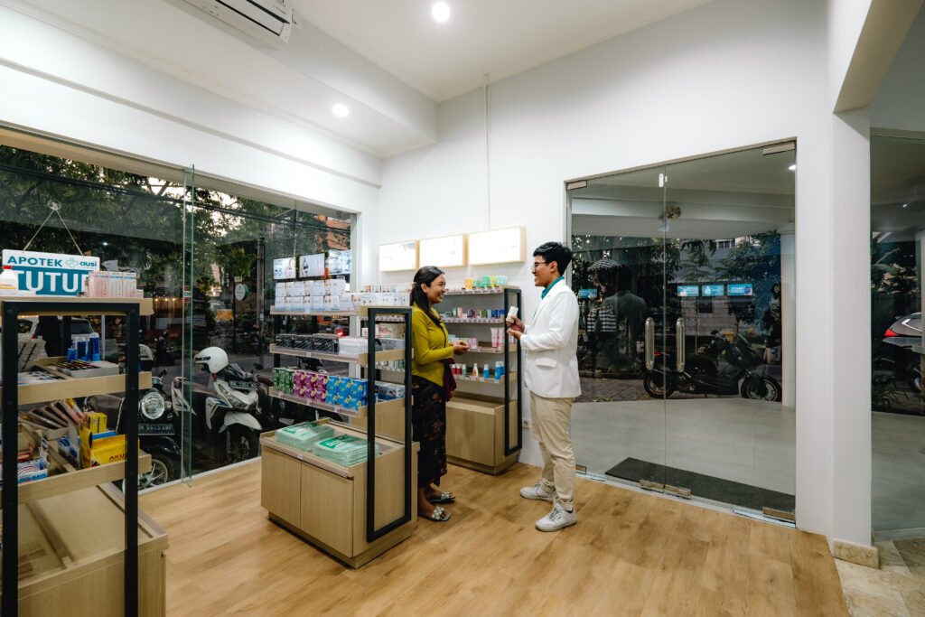 Persediaan obat lengkap dan terjangkau